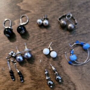 Ee Elegant Silver and Black Eight Earring Set